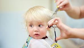 Kinder bei Friseur